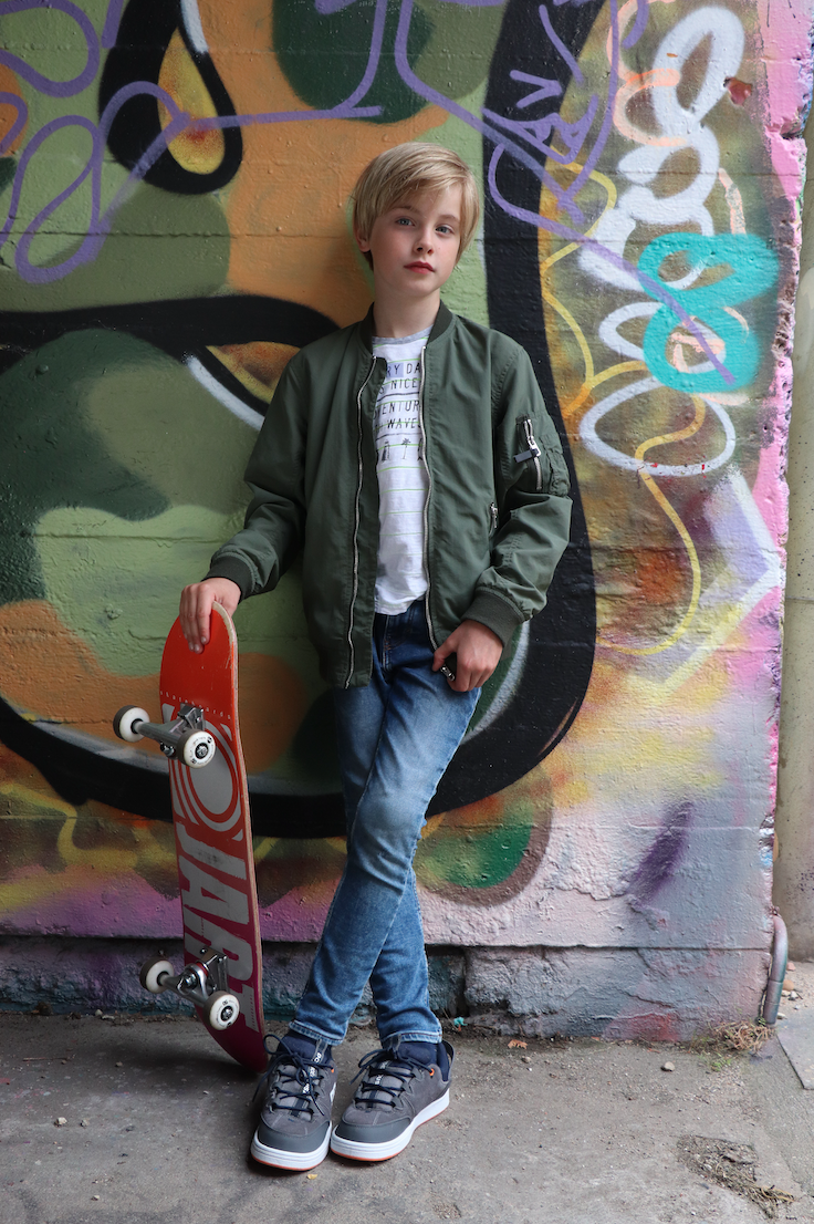 Junge mit Skateboard